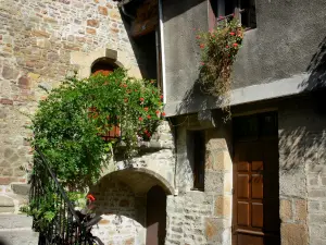 Villedieu-les-Poêles - Häuser geschmückt mit Blumen