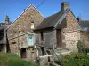 Villedieu-les-Poêles - Casas de piedra y jardín