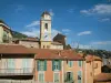 Villefranche-sur-Mer - Kirchturm der Kirche und Altstadt mit farbigen Häuserfassaden