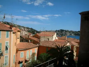 Villefranche-sur-Mer - Blick auf die Dächer und die Häuser mit farbigen Fassaden der Altstadt, Meer im Hintergrund