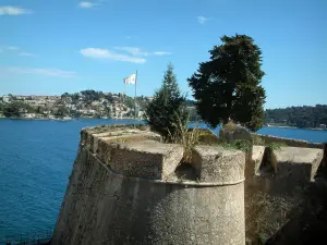 Villefranche-sur-Mer - Zitadelle, dann Meer und Halbinsel Kap Ferrat im Hintergrund