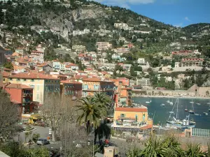 Villefranche-sur-Mer - Kijkt uit over de oude stad en haar kleurrijke huizen en de zee, boten en de bergen