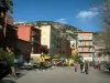 Villefranche-sur-Mer - Place de la vieille ville avec ses maisons colorées et ses terrasses de cafés