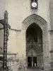 Villefranche-de-Rouergue - Glockenturm-Vorbau und Portal der Stiftskirche Notre-Dame, und Christus am Kreuz auf dem Platz Notre-Dame