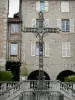 Villefranche-de-Rouergue - Häuserfassaden, Geländer und Kruzifix, Platz Notre-Dame