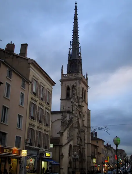 Villefranche-sur-Saône - Collégiale Notre-Dame-des-Marais, façades de maisons caladoises et boutiques de la rue Nationale