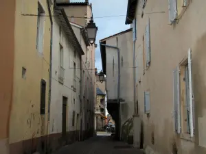 Villefranche-sur-Saône - Ruelle bordée de maisons, et lampadaires