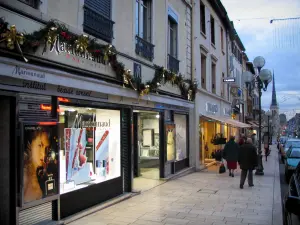 Villefranche-sur-Saône - Maisons et boutiques de la rue Nationale, clocher et flèche de la collégiale Notre-Dame-des-Marais en arrière-plan