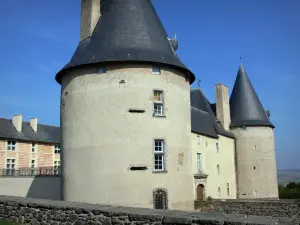 Villeneuve - Ronde torens van het kasteel-Villeneuve Lembron