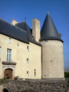 Villeneuve - Eingang und runder Schlossturm von Villeneuve-Lembron