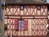Villeneuve-sur-Lot - Facade of a house with red timber framing