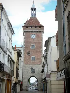 Villeneuve-sur-Lot - Tor Paris (Überrest der ehemaligen Stadtmauern) und Fassaden der Häuser der Bastide (Altstadt)