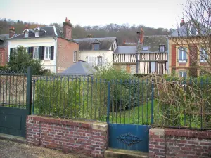 Villequier - Garten und Häuser des Dorfes, im Regionalen Naturpark der Schleifen der normannischen Seine