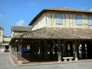 Villeréal - Medieval bastide town: covered market hall on the central square