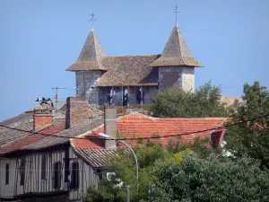 Villeréal - Medieval bastide town: towers of the Notre-Dame fortified church and half-timbered houses