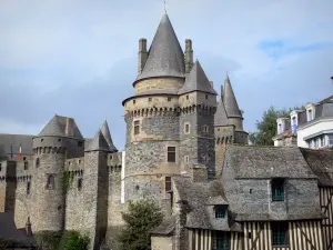 Vitré - Castillo (fortaleza) y la vieja casa de madera con los lados