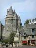 Vitré - Castello (fortezza) e la vecchia casa di legno con i lati della strada di Sotto