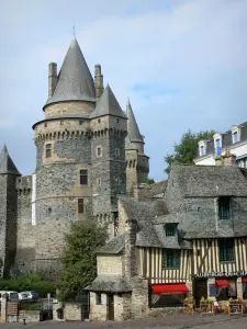 Vitré - Château fort (forteresse) et maison ancienne à pans de bois de la rue d'En-Bas