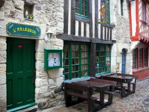 Vitré - Terrasse eines Restaurants und alte Fachwerkhäuser der mittelalterlichen Altstadt