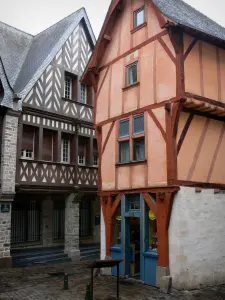 Vitré - Maison de l'Isle-en el fondo y una casa de entramado de madera en la Rue de Sévigné