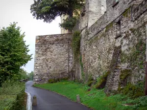 Vitré - Walk at the foot of the ramparts