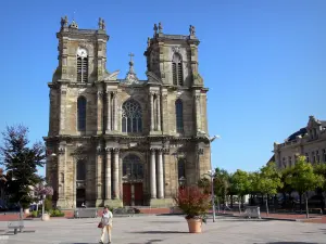 Vitry-le-François - Collegiale Kerk van Notre-Dame (kerk) in klassieke stijl en Place d'Armes