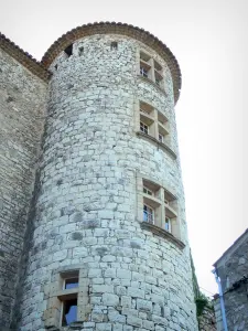 Vogüé - Rundturm des Schlosses von Vogüé versehen mit Fenster mit Fensterkreuz