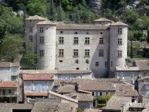 Vogüé - Château de Vogüé, flanqué de tours rondes, dominant les toits de maisons du village