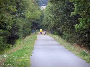 Voie Verte - Fietspad Voie Verte (oude spoorlijn) omzoomd met bomen, fietsers (fietsen)