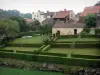 Vouvant - Casas del pueblo con vistas a un jardín junto a la Madre del Río