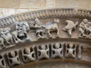 Vouvant - Sculptures du portail de l'église romane