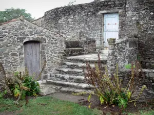 Vouvant - Maisonnette, escalier et mur de clôture en pierre