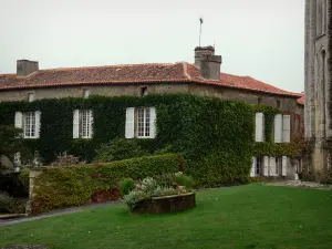 Vouvant - Haus bedeckt mit grünen Pflanzen