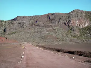 Vulkan Piton de la Fournaise - Waldstrasse des Vulkans durchquerend die Ebene Sables (Sandebene)