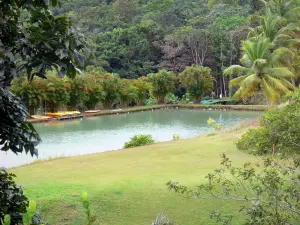 Wassergarten von Blonzac - Becken und Kajaks mit grüner Umgebung