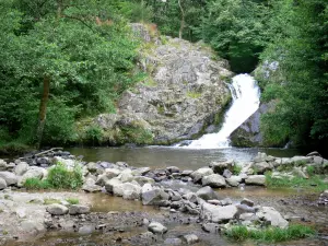 Waterval van Gouloux - Cascade van stolsel in een groene, in de Morvan Regionaal Natuurpark