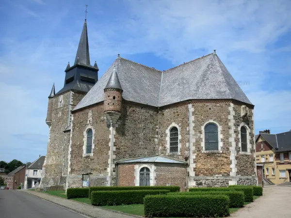 Wehrkirchen in der Thiérache - Signy-le-Petit: Wehrkirche Saint-Nicolas flankiert mit Warten