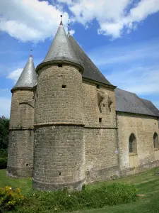 Wehrkirchen in der Thiérache - Rouvroy-sur-Audry: Wehrkirche Saint-Etienne de Servion, mit ihren zwei Ecktürmen, bergend ein Kulturzentrum