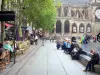 Wijk Beaubourg - Stravinsky plein met zijn fontein controllers en terrasjes; Saint-Merri kerk op de achtergrond