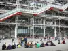 Wijk Beaubourg - Ingang van het Centre Pompidou en levendige piazza