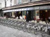 Wijk Quartier latin - Station Velib ', met zijn uitgelijnd fietsen, een restaurant en een terras