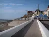 Wimereux - Côte d'Opale : jetée, digue-promenade, villas, plage et mer (la Manche)