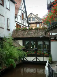 Wissembourg - Houten huizen versierd met bloemen (geraniums) en River (Lauter)