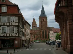 Wissembourg - La calle con las casas y la iglesia de San Pedro y San Pablo