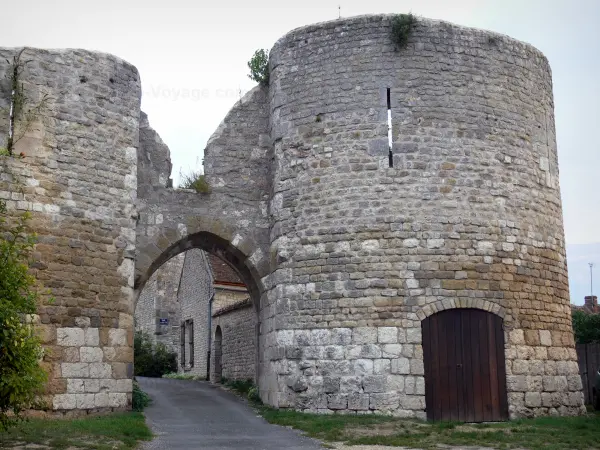 Yèvre-le-Châtel - Châtelet d'entrée