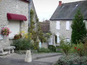 Yèvre-le-Châtel - Fiori e case in pietra del villaggio