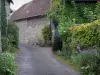 Yèvre-le-Châtel - Ruelle bordée de fleurs et de maisons en pierre