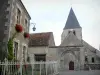 Yèvre-le-Châtel - Iglesia de Saint-Gault y casas de la aldea