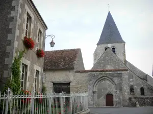 Yèvre-le-Châtel - Chiesa di Saint-Gault e case del villaggio