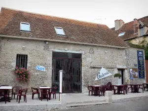 Yèvre-le-Châtel - Terraza del café de la Place du Bourg